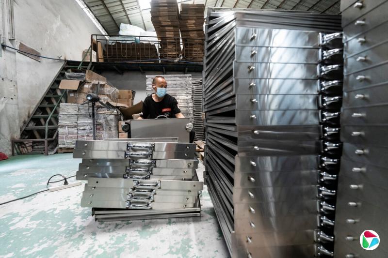 位于中国南部城市广州的一家生产烤箱和其他餐饮设备的小工厂。