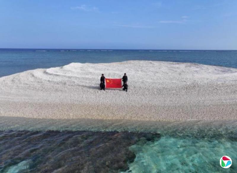 中国海警登上铁线礁展示五星红旗