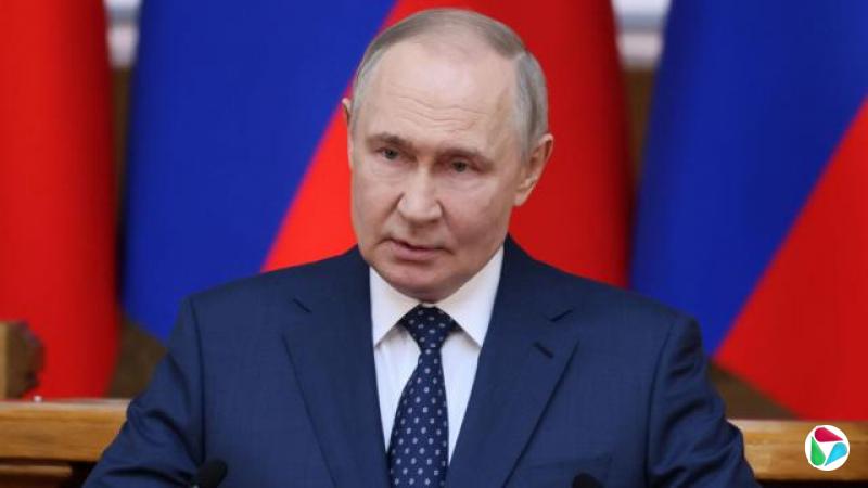 4月28日,俄罗斯总统普京身着海军蓝色西装,系着领带,在俄罗斯圣彼得堡塔夫利宫举行的会议上发表讲话