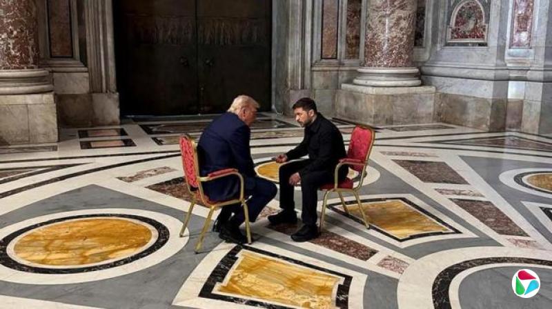 特朗普与和泽连斯基两人面对面坐在红色和金色的椅子上