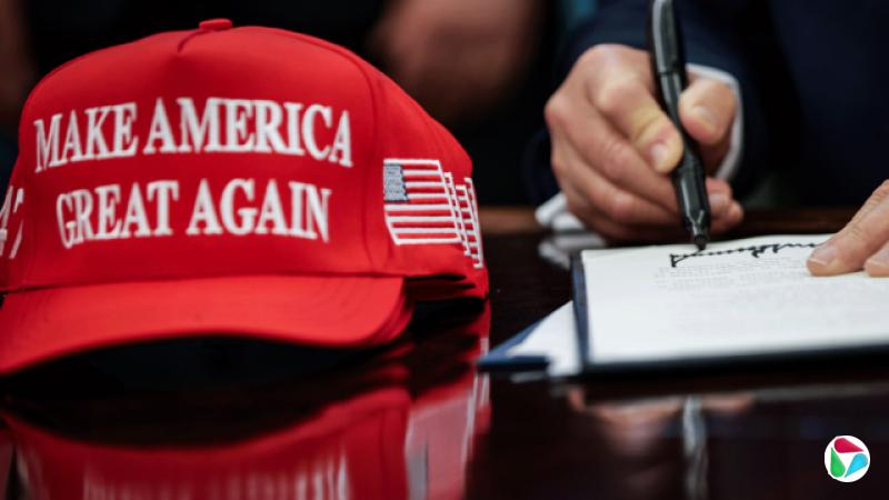 美国总统唐纳德·特朗普在白宫椭圆形办公室签署行政命令。