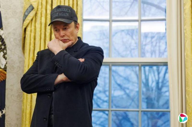 2025年2月11日星期二,特斯拉公司执行长马斯克在美国华盛顿特区白宫椭圆形办公室。特朗普周二签署了一项行政命令,命令各机构负责人与马斯克的政府效率部协调,“大幅缩减政府规模”并“将招聘限制在必要职位”。