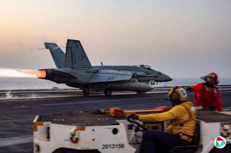 疑躲避也门胡塞炮弹 美国一战机从航母滑落坠海