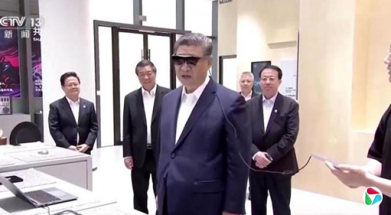习近平考察上海时体验智能眼镜