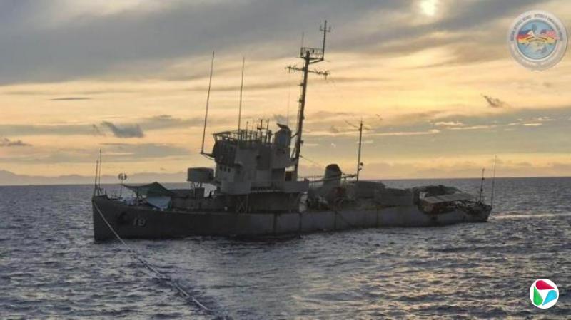 菲美演习出意外:假想敌军舰倾斜沉没