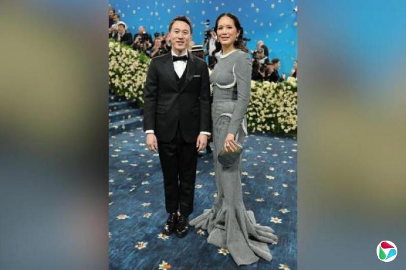 周受资携妻子亮相Met Gala红毯成焦点