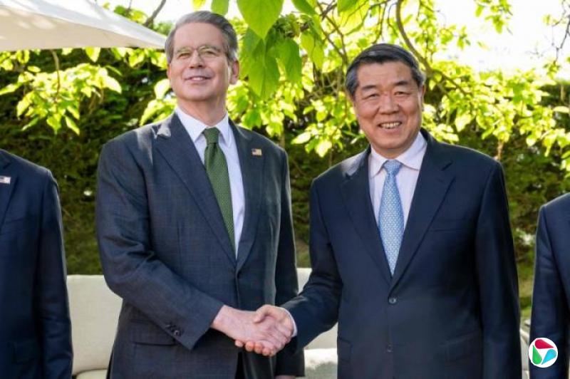 【图集】中美官员日内瓦谈判期间曾在户外商谈