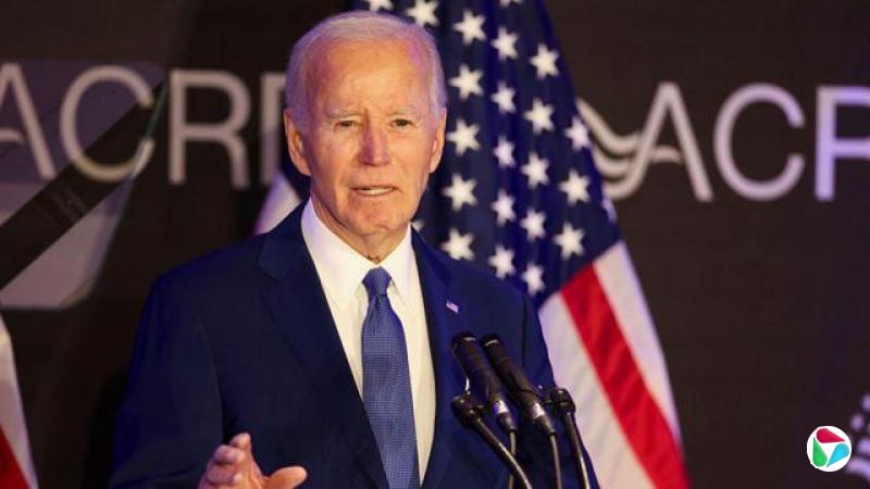 前总统拜登在美国残疾人权益组织 Advocates, Counselors, and Representatives for the Disabled 主办的会议发表演说。他站在几面美国国旗前,对着一组麦克风发表演说。他穿着海军蓝西装,系着蓝白相间的领带。