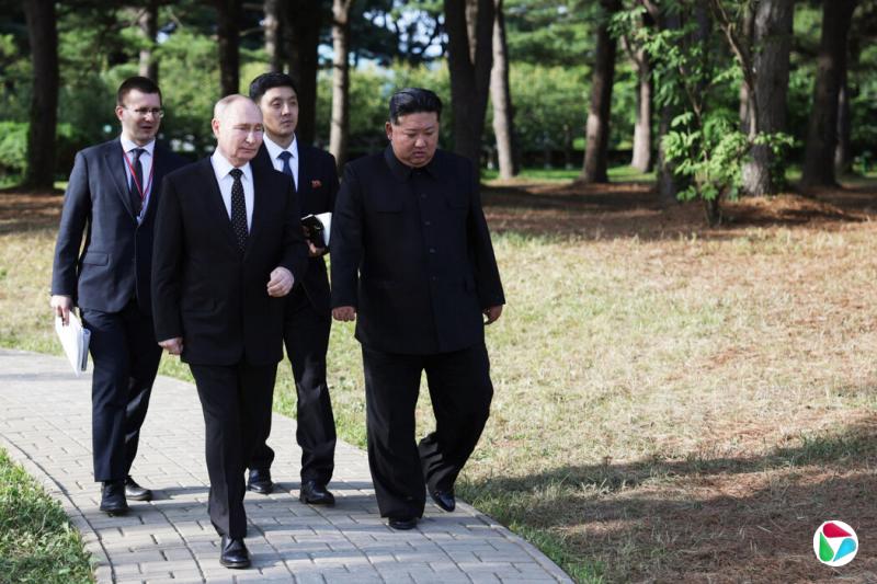 俄罗斯官方媒体发布的俄罗斯领导人普京去年在平壤与朝鲜领导人金正恩见面的照片。