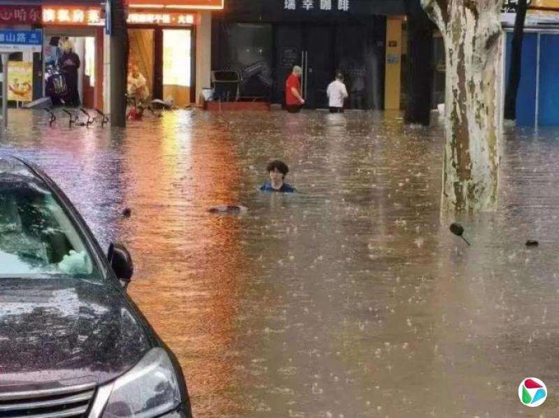 武汉暴雨多处内涝  武大门口水淹到行人肩膀