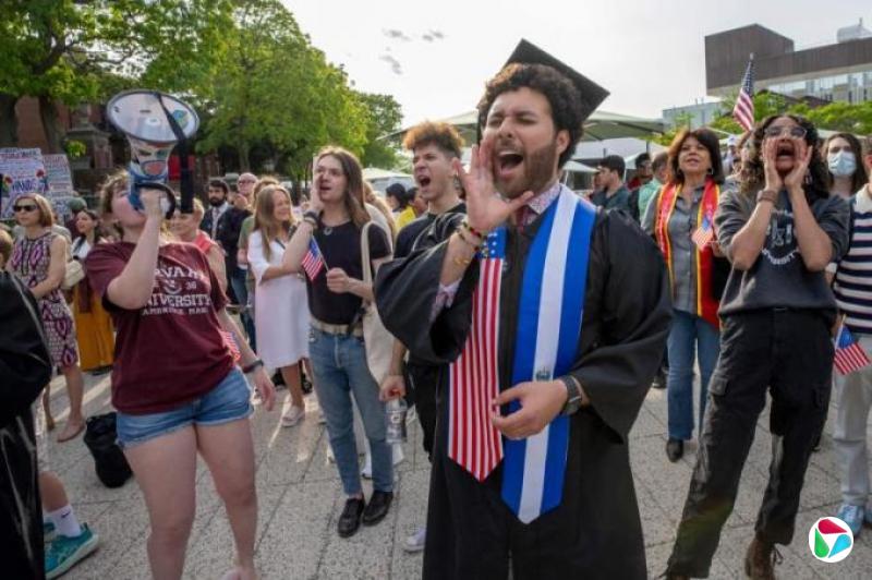 美国暂停新的学生签证面谈 哈佛师生抗议特朗普政策