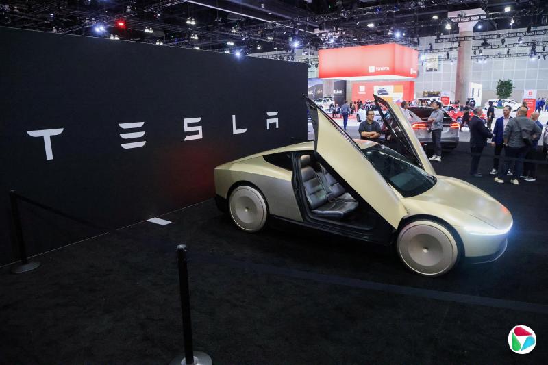 图为特斯拉在2024年11月21日,在美国洛杉矶车展上展出的一辆特斯拉Cyber??cab。(路透社)