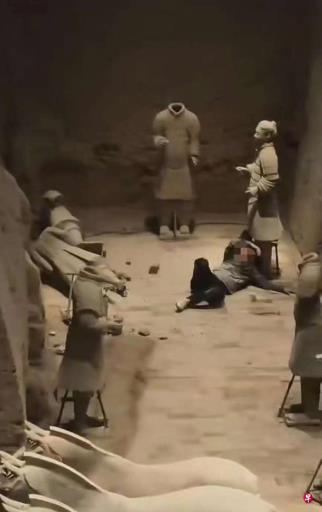 男子跳入兵马俑坑内推拉陶俑 两尊铠甲武士俑受损