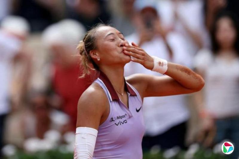 中国奥运冠军郑钦文首次打入法网女单复赛