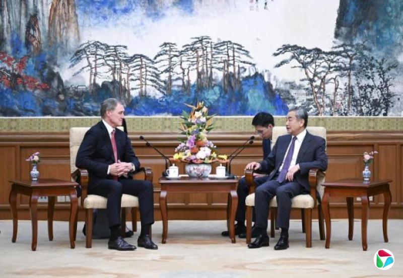 会美新任驻华大使 王毅:中方严格落实中美经贸会谈共识