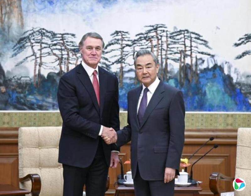 王毅见美国大使 学者:向美传重要信息表达不满