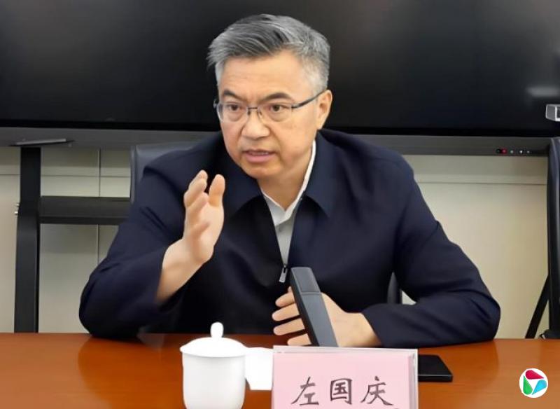 左国庆,无偿接受“保姆式服务”