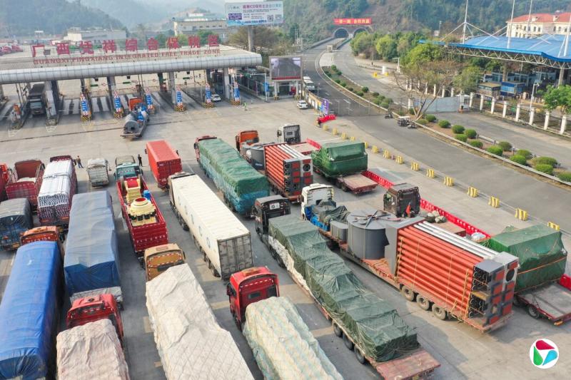 3月,来自中国广西的卡车通过一处口岸进入越南。