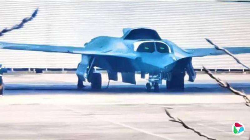 歼-36静态正面照首曝光 并排双座配巨大武器舱