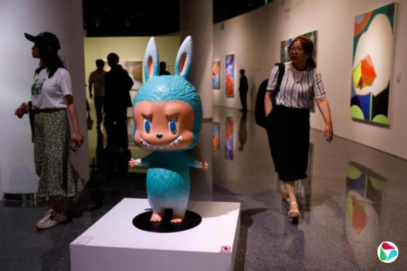 真人大小Labubu玩偶在中国拍出百万人民币天价