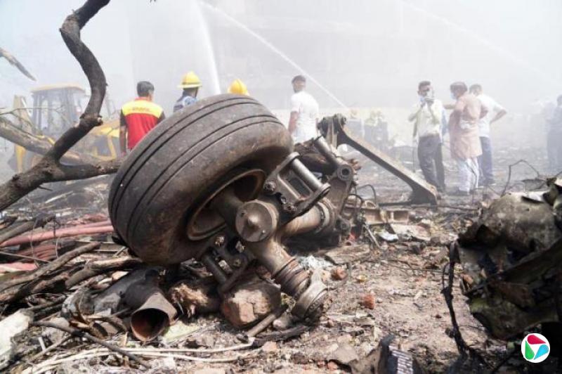 印度坠机现场发现至少204具遗体