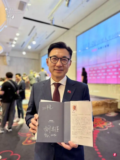 胡志强疑支持江启臣参选台中市长 赠新书内页写“江市长”