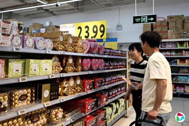 中国5月消费显著回升达6.4%成经济亮点 工业与房地产仍负重前行