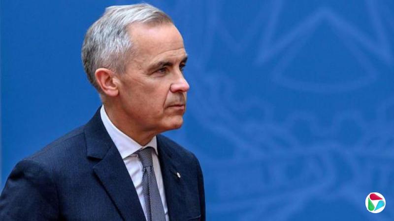 加拿大总理马克?卡尼身处蓝色背景前,身穿深蓝色西装与领带,表情平静