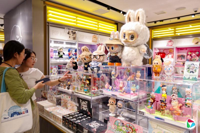 本月,顾客在上海的泡泡玛特商店挑选Labubu。