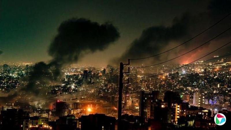 2025年6月15日周日夜间,德黑兰的天际线上可见三股巨大的浓烟升起,城市下方则有两处大火熊熊燃烧