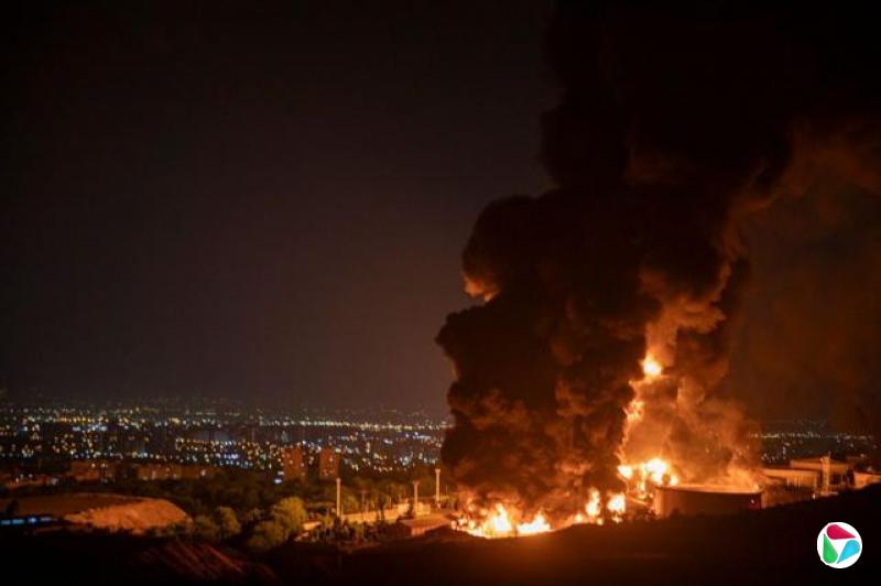2025年6月15日,以色列攻击伊朗德黑兰的沙兰油库后,火焰与浓烟升上天空