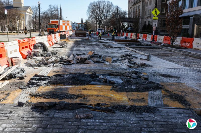 3月,施工队正拆除白宫北侧“黑人的命也是命”广场的地面标识。在特朗普时代,进步运动的短暂高潮已经消退。