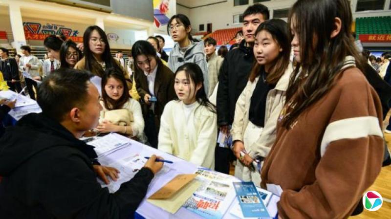 2025年3月22日,毕业生在安徽省阜阳师范学院西湖校区运动中心招聘会上求职。