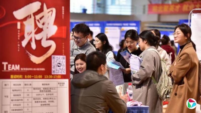 2025年3月22日,毕业生在安徽省阜阳师范学院西湖校区运动中心举办的招聘会上寻找工作