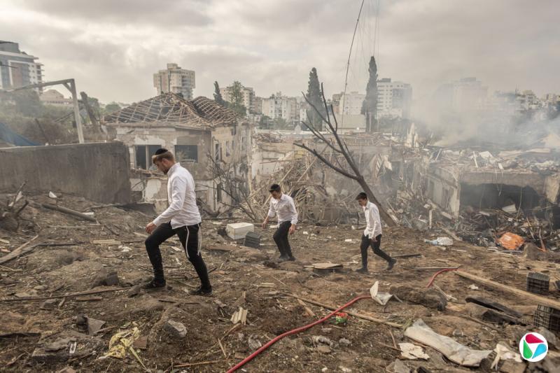 周日上午,以色列雷霍沃特市遭伊朗导弹袭击。