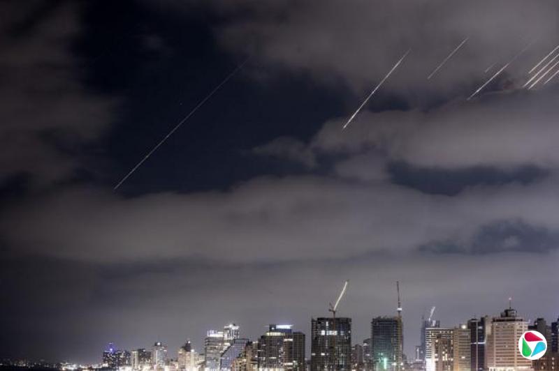 2025 年 6 月 14 日,伊朗作为新一轮报复性攻击的一部分发射的弹道导弹出现在以色列特拉维夫上空。