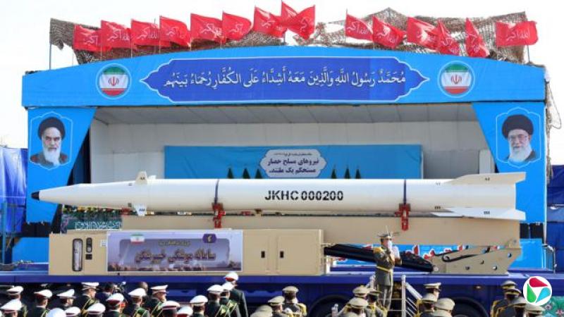 一辆卡车运载着伊朗的“海巴尔破坏者”导弹,参加2024年9月21日于伊朗德黑兰举行的年度军事阅兵,纪念1980年伊拉克入侵伊朗,这场战争持续了八年(1980–1988年)