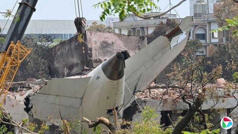 印度艾哈迈达巴德,失事的印度航空客机残骸正由吊车从BJ医学院大楼屋顶吊起(14/6/2025)