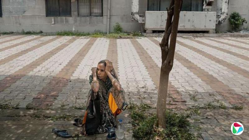 印度艾哈迈达巴德,一名在印度航空波音梦幻客机空难中丧生或重伤者的家属在医院外等候消息(13/6/2025)