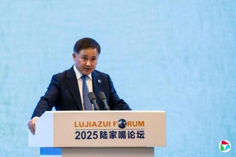 潘功胜阐述多极化全球货币新秩序愿景 释放进一步推动人民币国际化信号