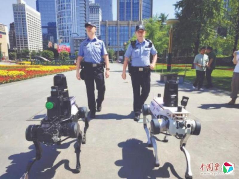 机器人“警察”在成都街头上岗