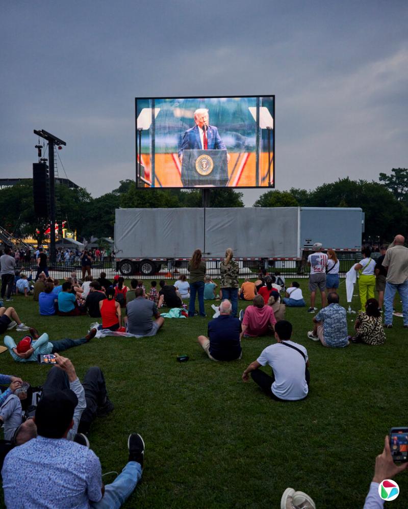 《华尔街日报》形容聚集在华盛顿观看阅兵式的人群“稀疏”“压抑”。