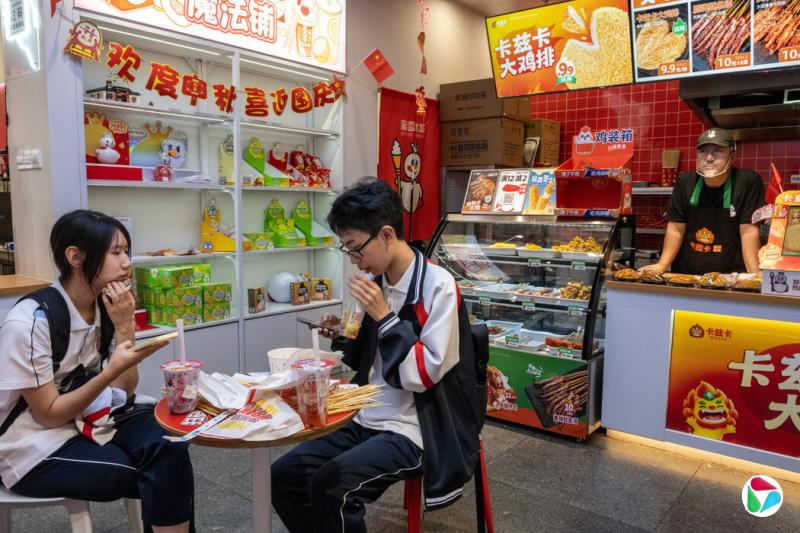 蜜雪冰城现已成为全球最大的快餐连锁店,该公司表示将在巴西雇佣数千名员工,并将巴西食材融入其在中国的产品中。