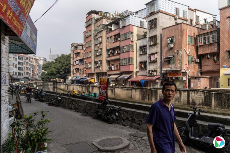 广州的一个服装工人社区。中国政府正在强调加大对先进制造业的支持力度,提升人民币在全球的地位,而不是帮助消费者。