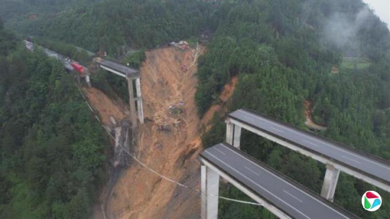 贵州遭强降雨袭击 山体滑坡冲垮高速大桥