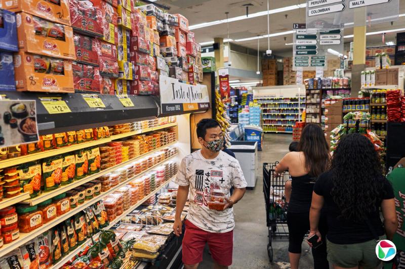 皇后区北方大道Food Bazaar的韩国食品区。