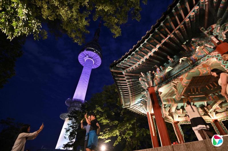 2023年,地标性建筑南山首尔塔亮起紫色灯光,庆祝防弹少年团成立十周年。