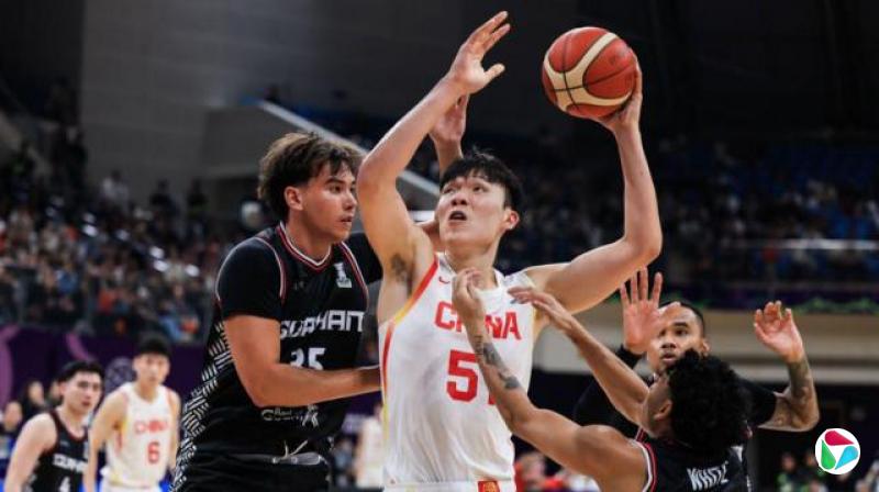 杨瀚森在两名关岛球员夹击中上篮