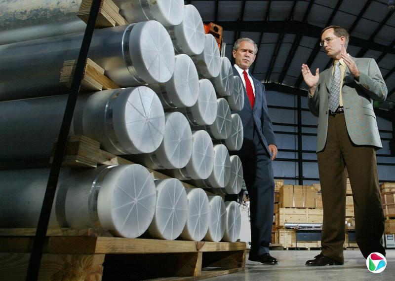 乔治·W·布什总统视察利比亚交出来的部分材料,摄于2004年。交出这些材料是利比亚同意放弃核武器和导弹计划的一部分。