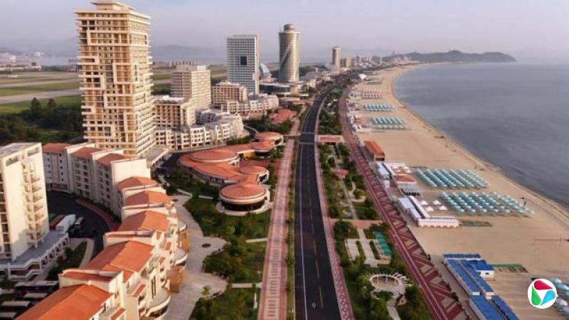 航拍朝鲜元山葛麻海岸旅游区海滩(朝中社2025年6月24日发放图片)